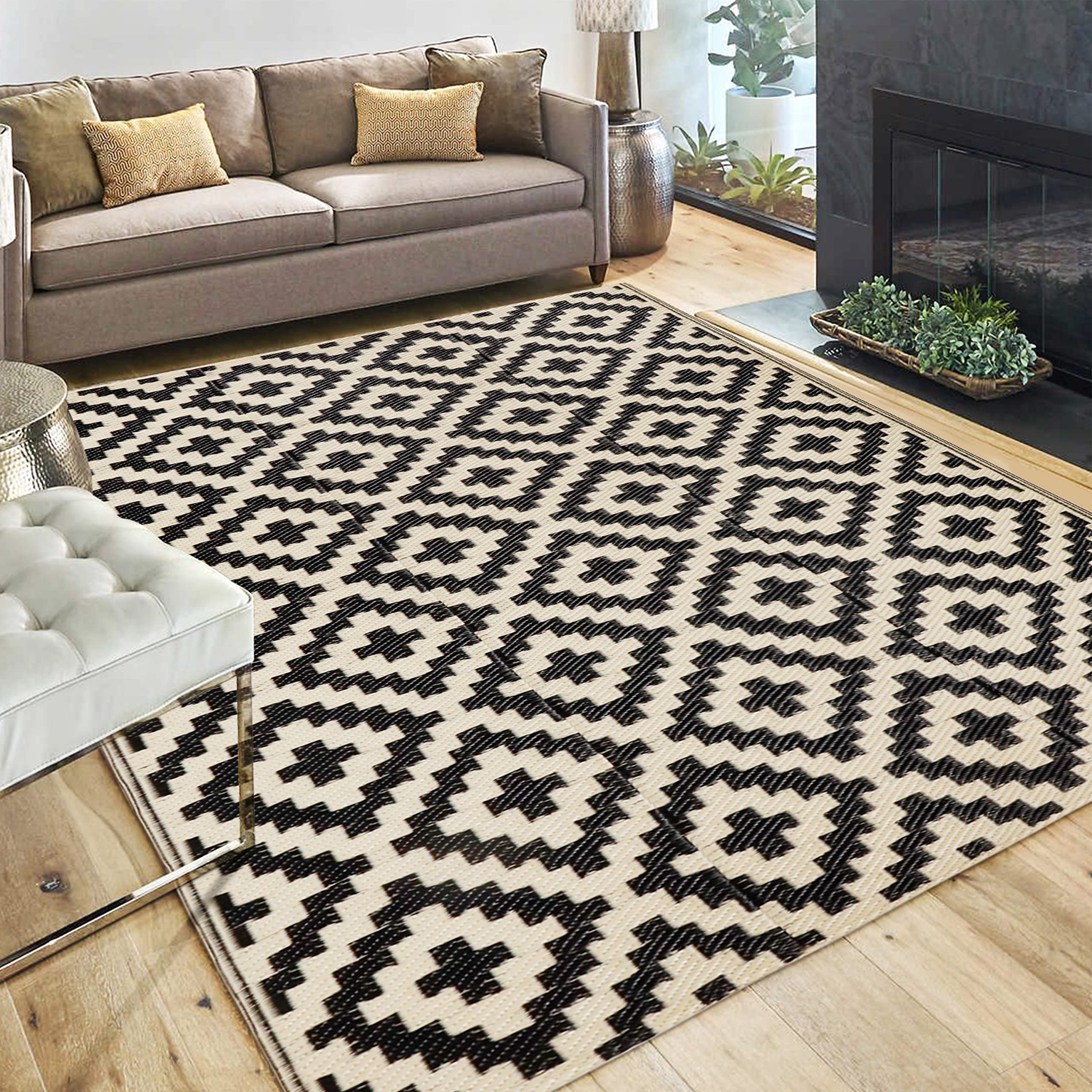 SAND MINE reversible lattice mat, front view, ideal for stylish outdoor patios.