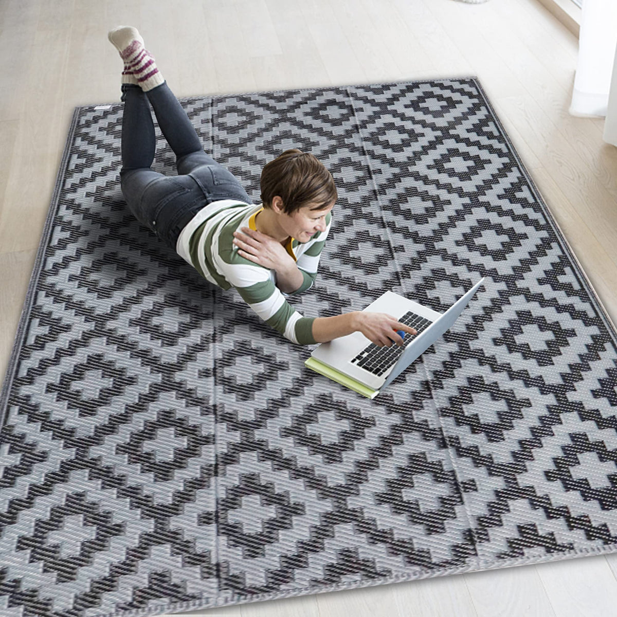 SAND MINE waterproof outdoor rug 4x6 lattice in black and gray for patios and decks