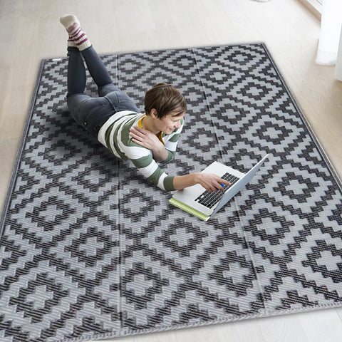 SAND MINE waterproof outdoor rug 4x6 lattice in black and gray for patios and decks