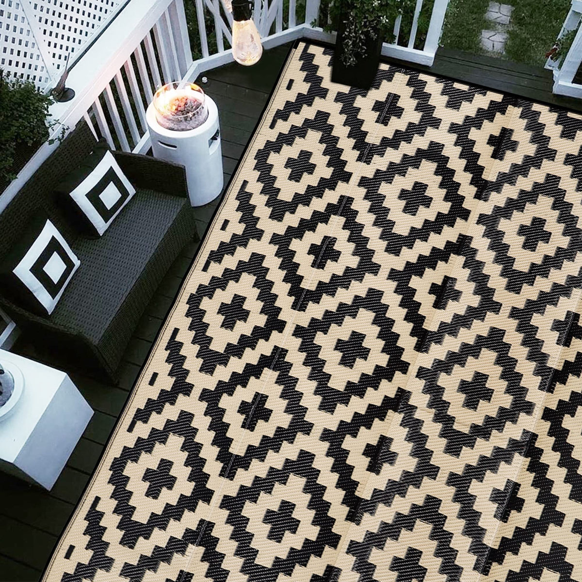 SAND MINE waterproof outdoor rug in reversible design, ideal for versatile outdoor decor and quick changes