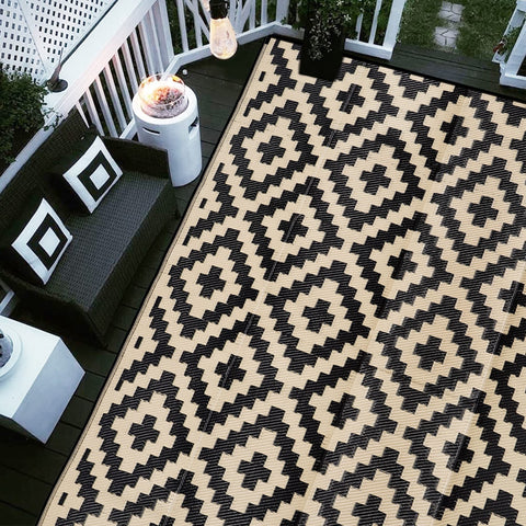 SAND MINE waterproof outdoor rug in reversible design, ideal for versatile outdoor decor and quick changes