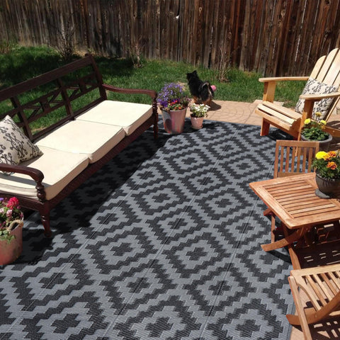SAND MINE waterproof outdoor rug in black and gray lattice for patio durability