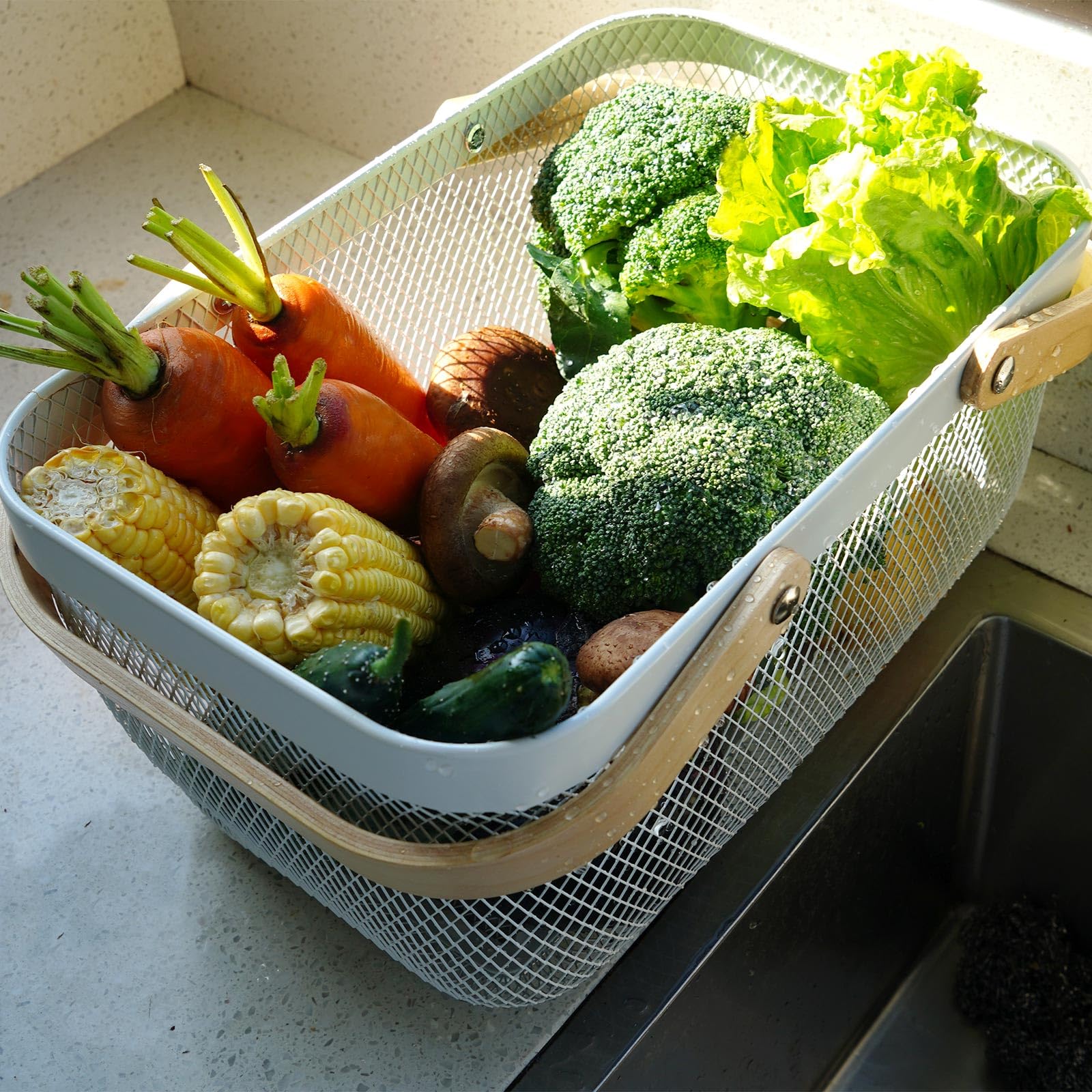SANHSEHOME versatile basket suitable for picnics, gardening, and shelf storage.