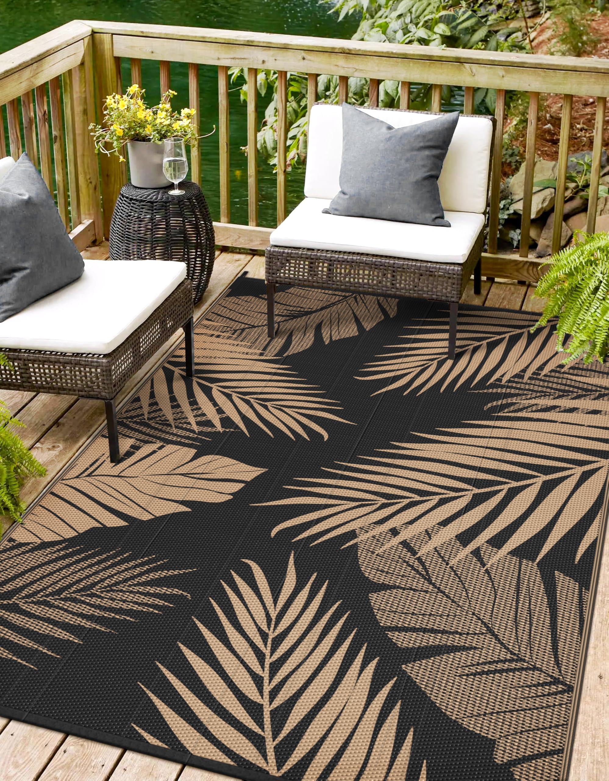 Sarben outdoor rug with palm leaf front view, ideal for patios