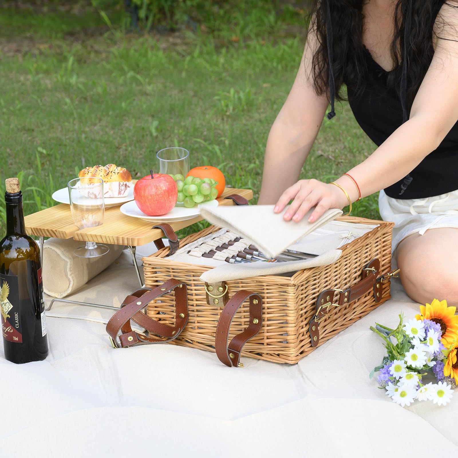 SatisInside full tableware set enables convenient outdoor dining for two.
