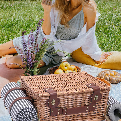 SatisInside gift-ready picnic set ideal for anniversaries and holidays