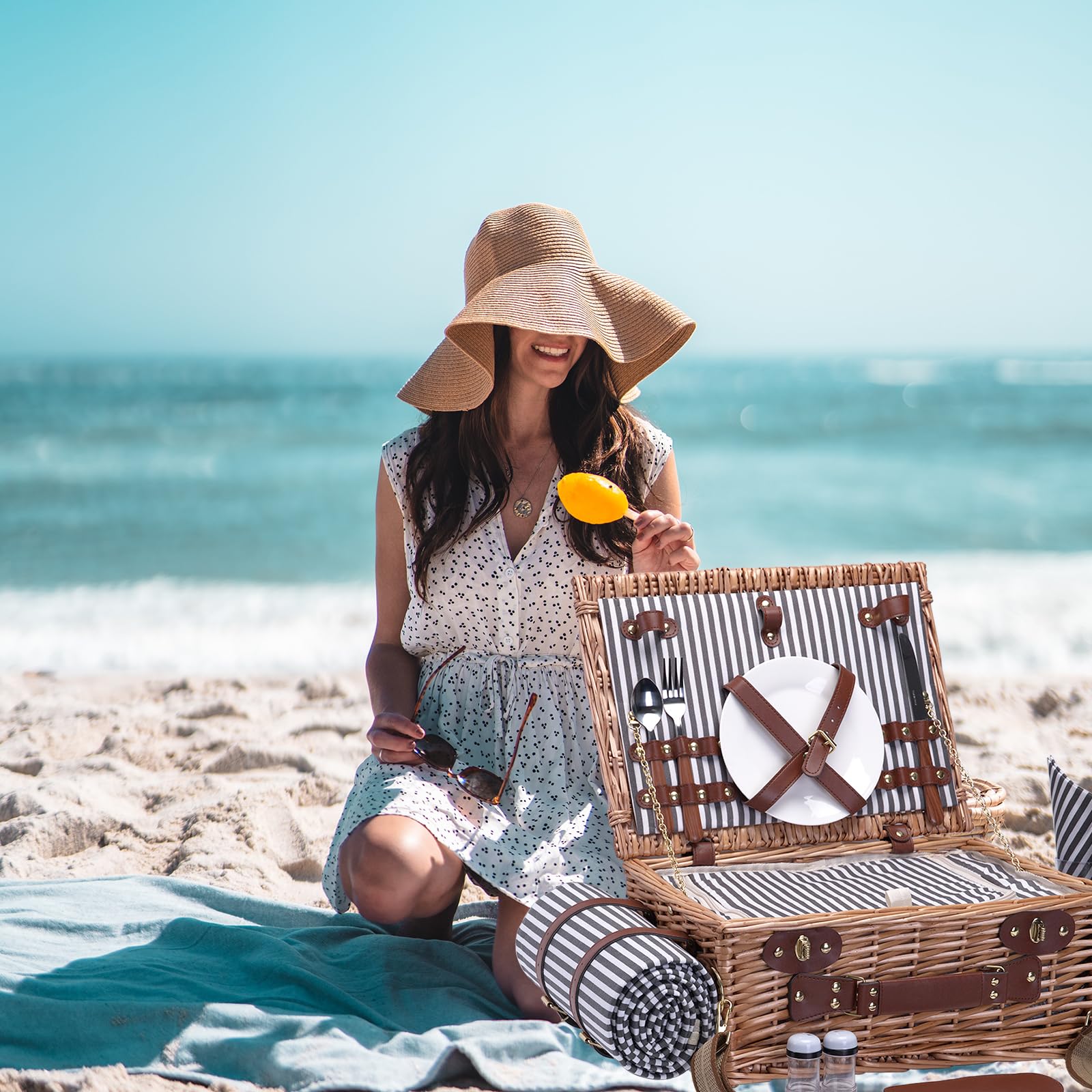 SatisInside picnic blanket included provides comfortable seating