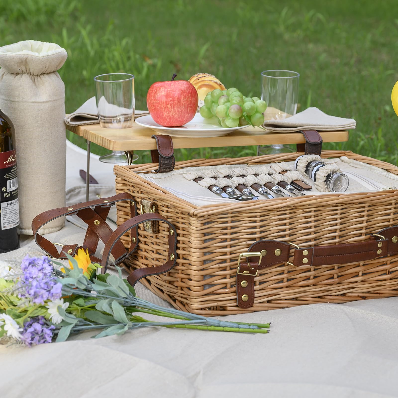 SatisInside detachable kit includes a pine lid table for portable dining.
