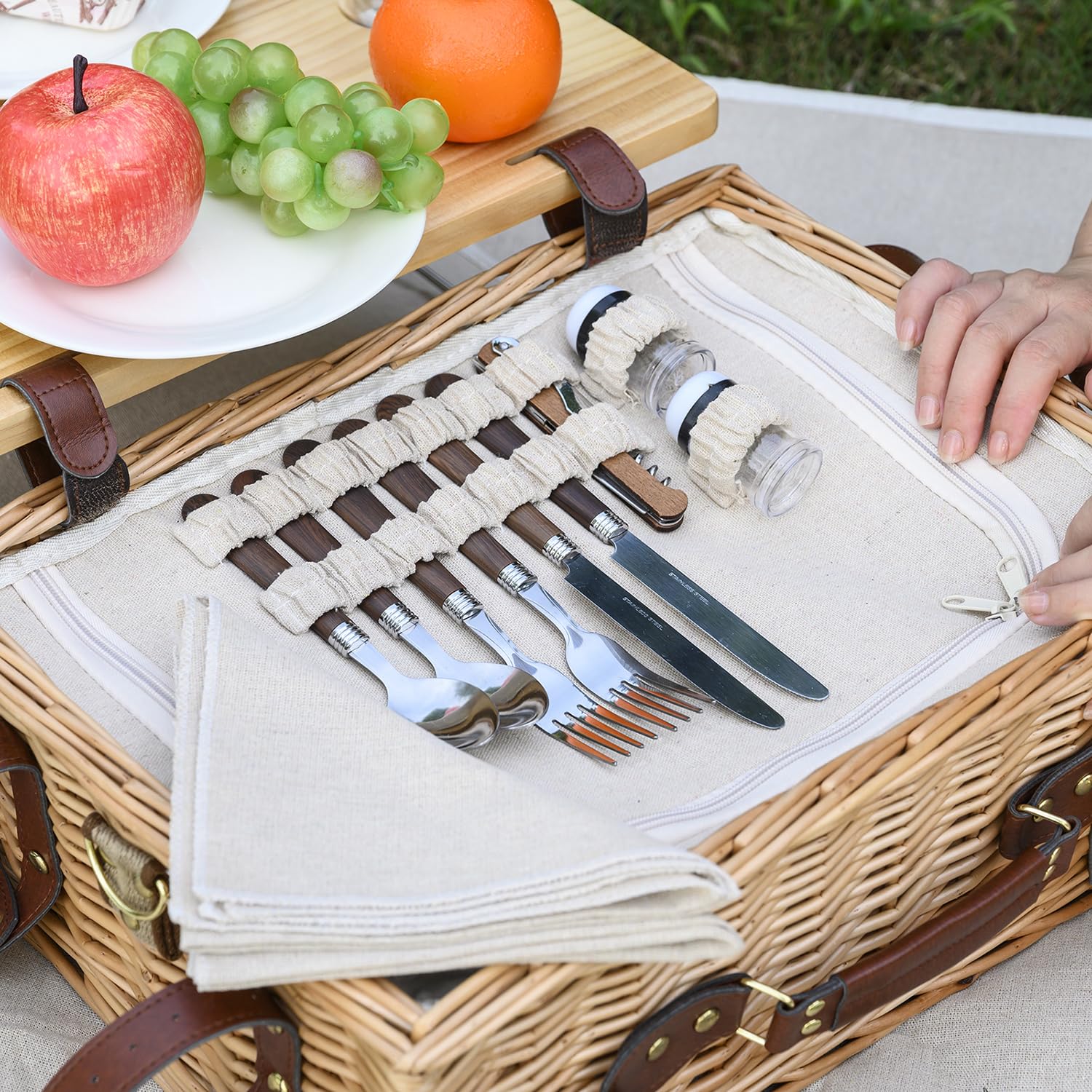 SatisInside wine bag protects bottles during transport for outdoor moments.