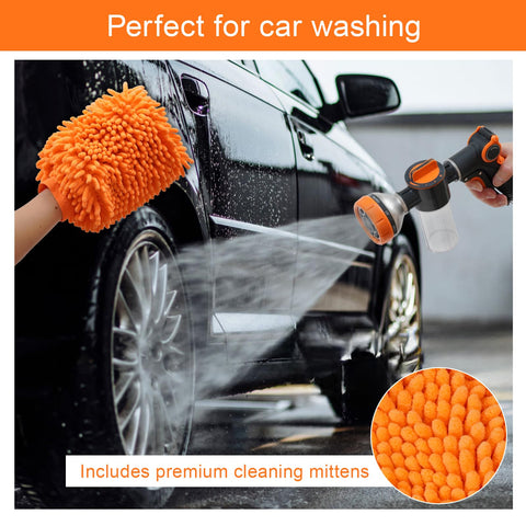 SAYA KIJI car wash gloves protect hands during rinsing.