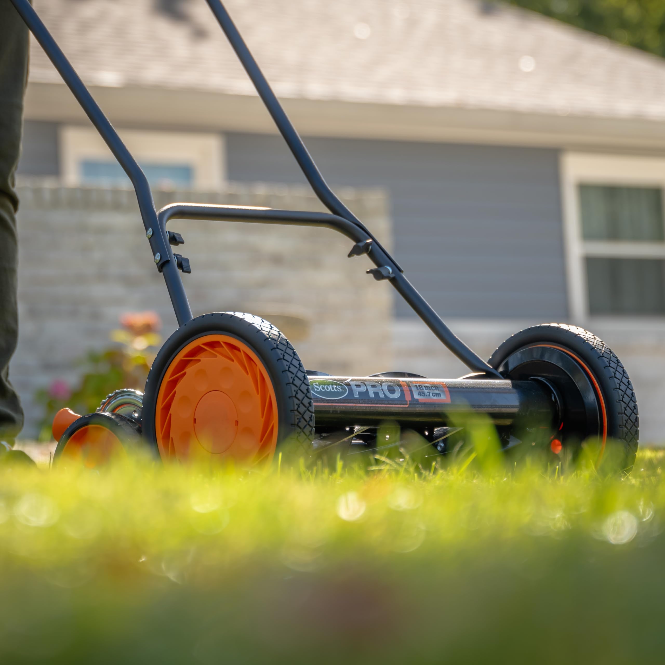 Scotts comfort-handle design reduces fatigue during mowing
