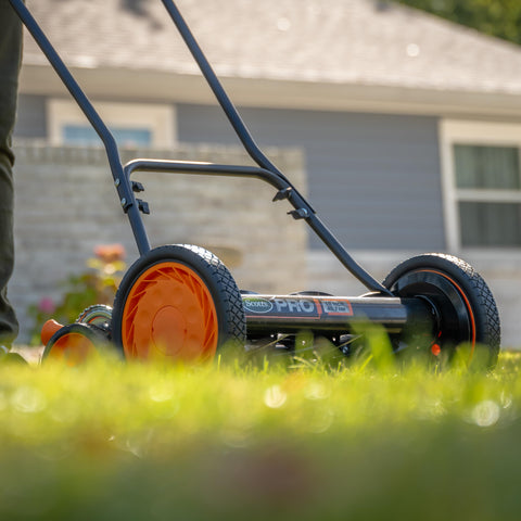 Scotts comfort-handle design reduces fatigue during mowing