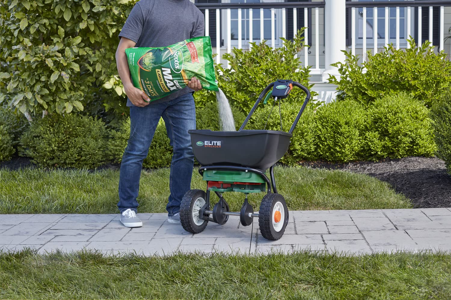 Scotts Green Max bag label highlights iron content and coverage