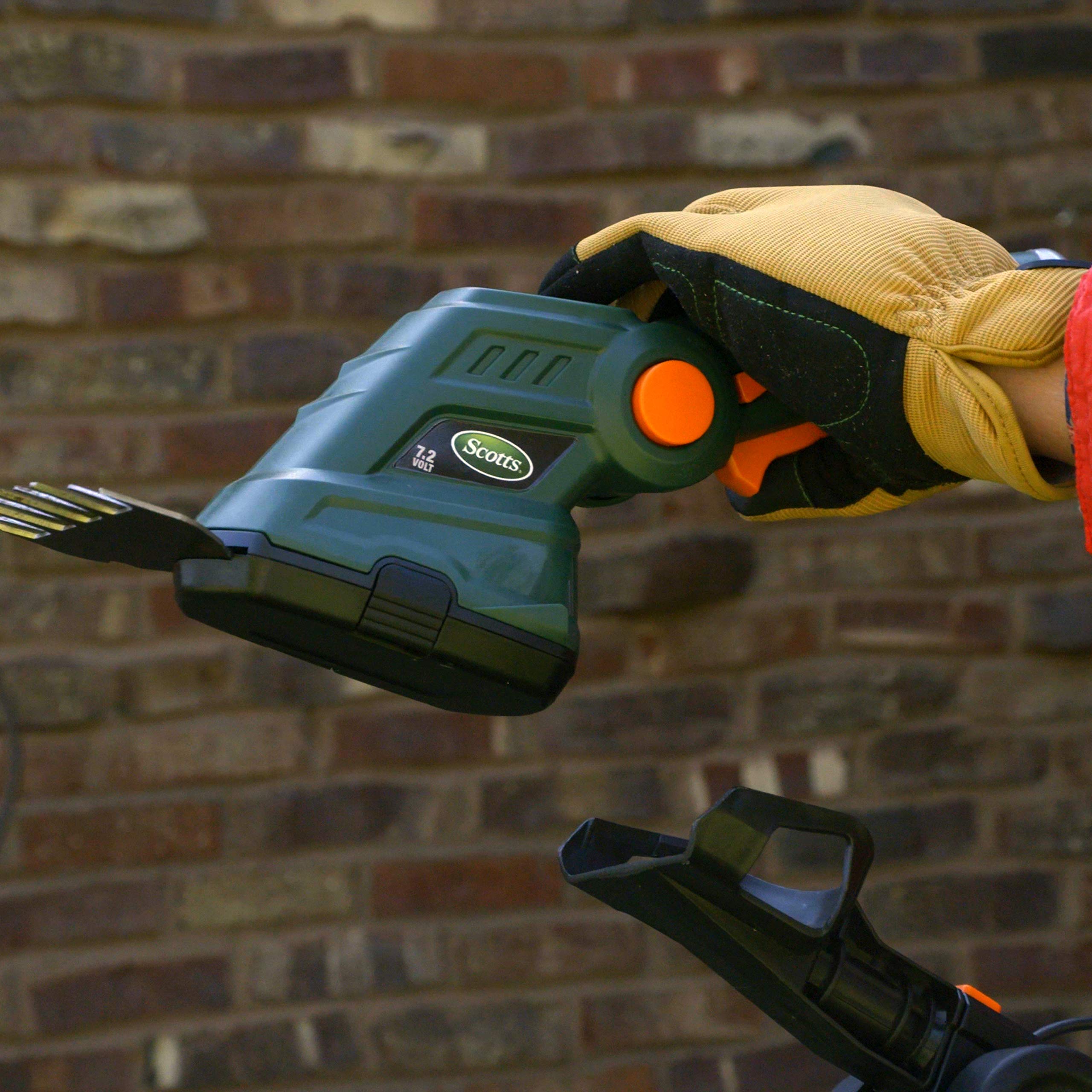 Scotts LSS10272PS telescopic handle enables upright trimming