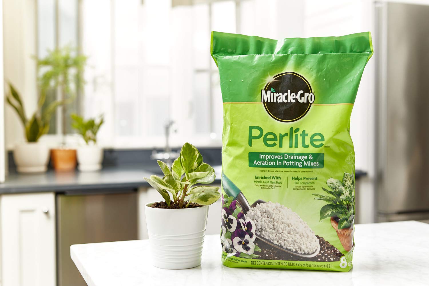 Scotts Miracle-Gro Perlite close-up shows enriched formula for container use.