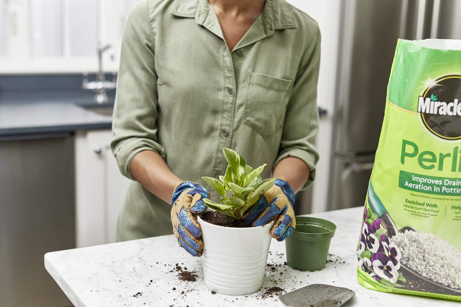 Scotts Miracle-Gro Perlite in a pot improving drainage and aeration.