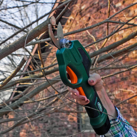 Scotts PR17215S pruner offers a lightweight profile with a cushioned grip.