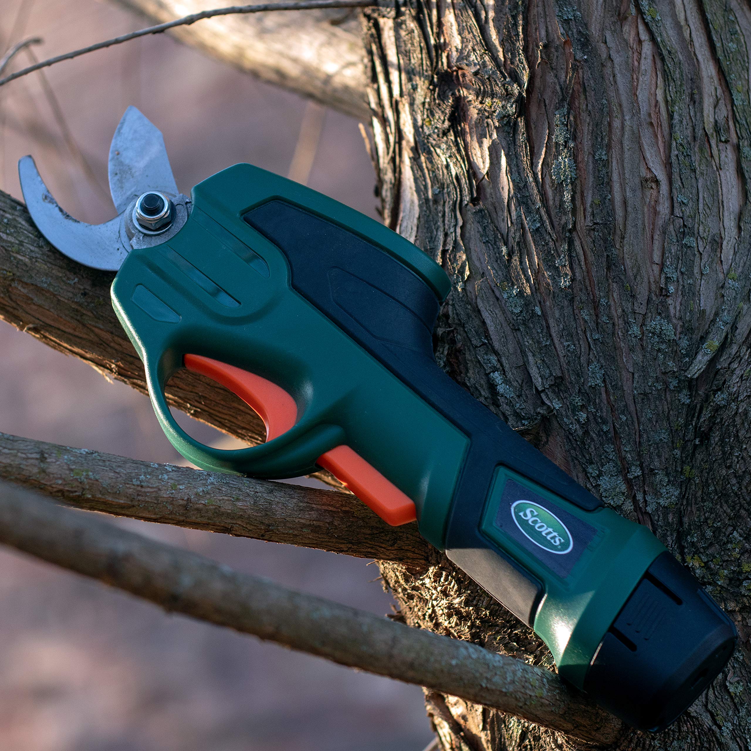Scotts PR17215S pruner is ready for garden trimming tasks and hedge upkeep.