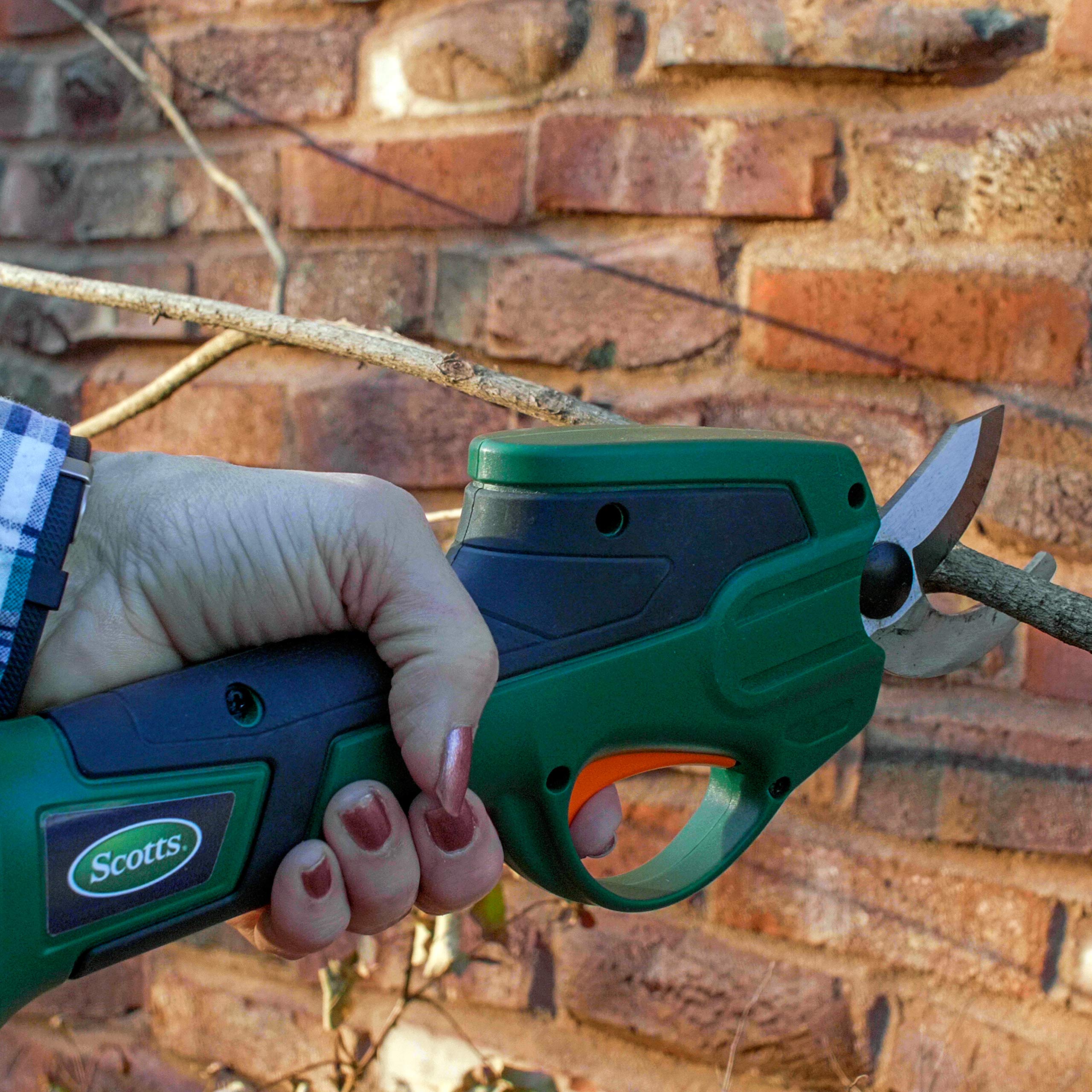 Scotts PR17215S pruner delivers smooth cutting action on woody stems.