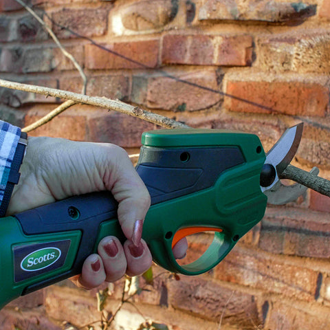 Scotts PR17215S pruner delivers smooth cutting action on woody stems.