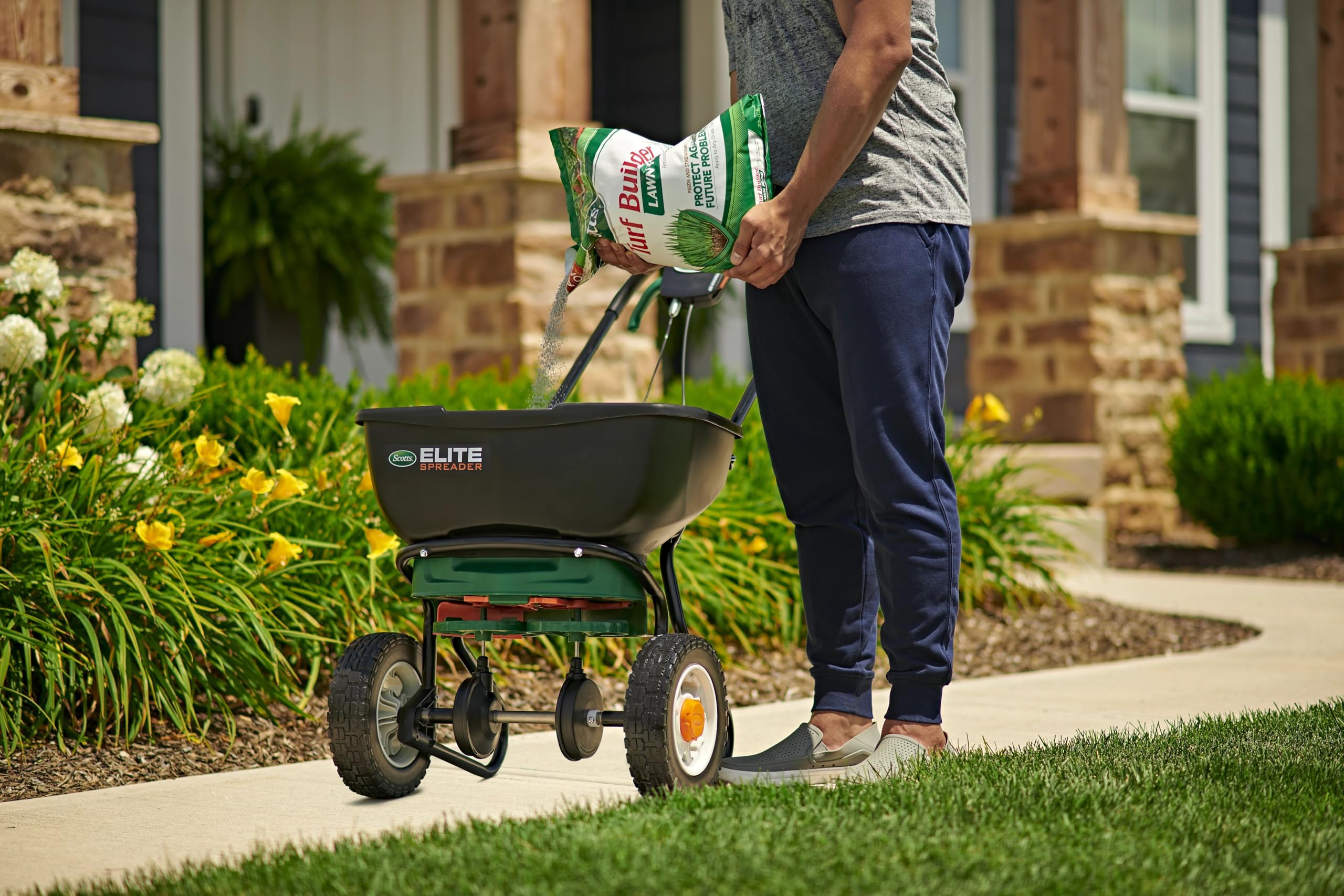 Drop spreader setting used for precise application of Scotts Turf Builder Lawn Food
