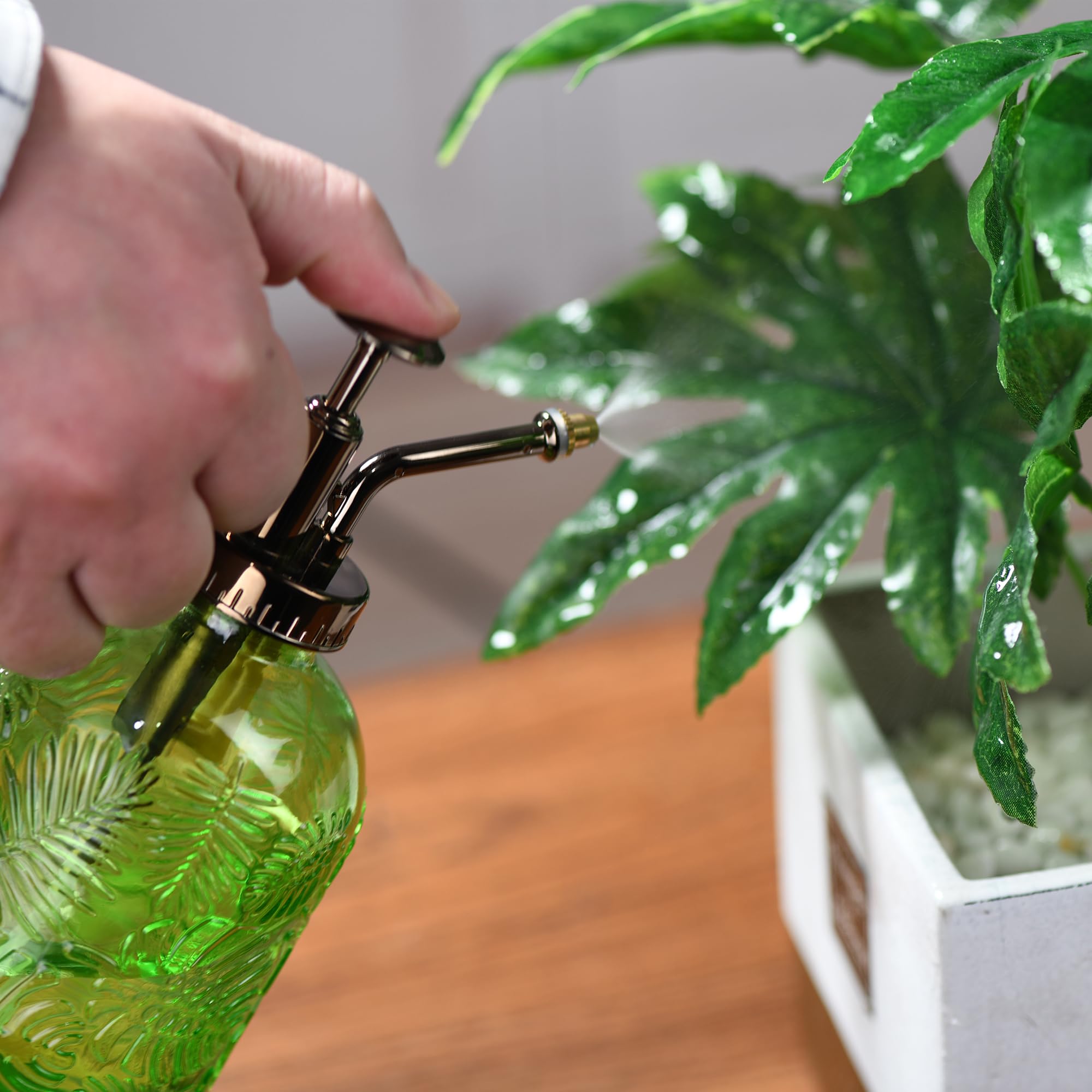 SDlumeiy green glass plant sprayer ideal for indoor outdoor use