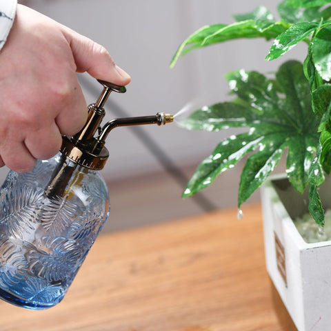 SDlumeiy one-handed plant sprayer makes watering quick and controlled.