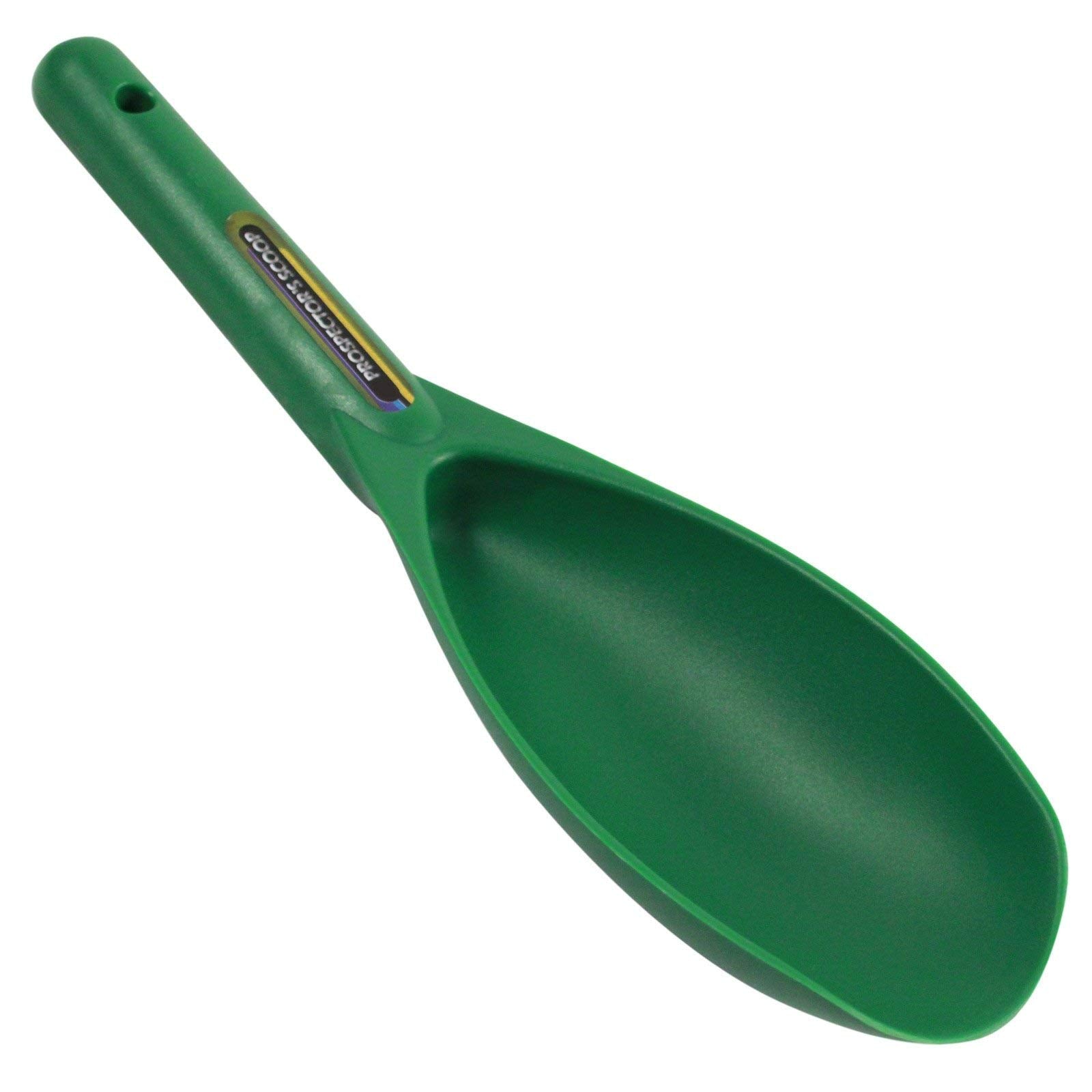 SE Green Prospector’s Scoop in action for efficient digging during gold prospecting.