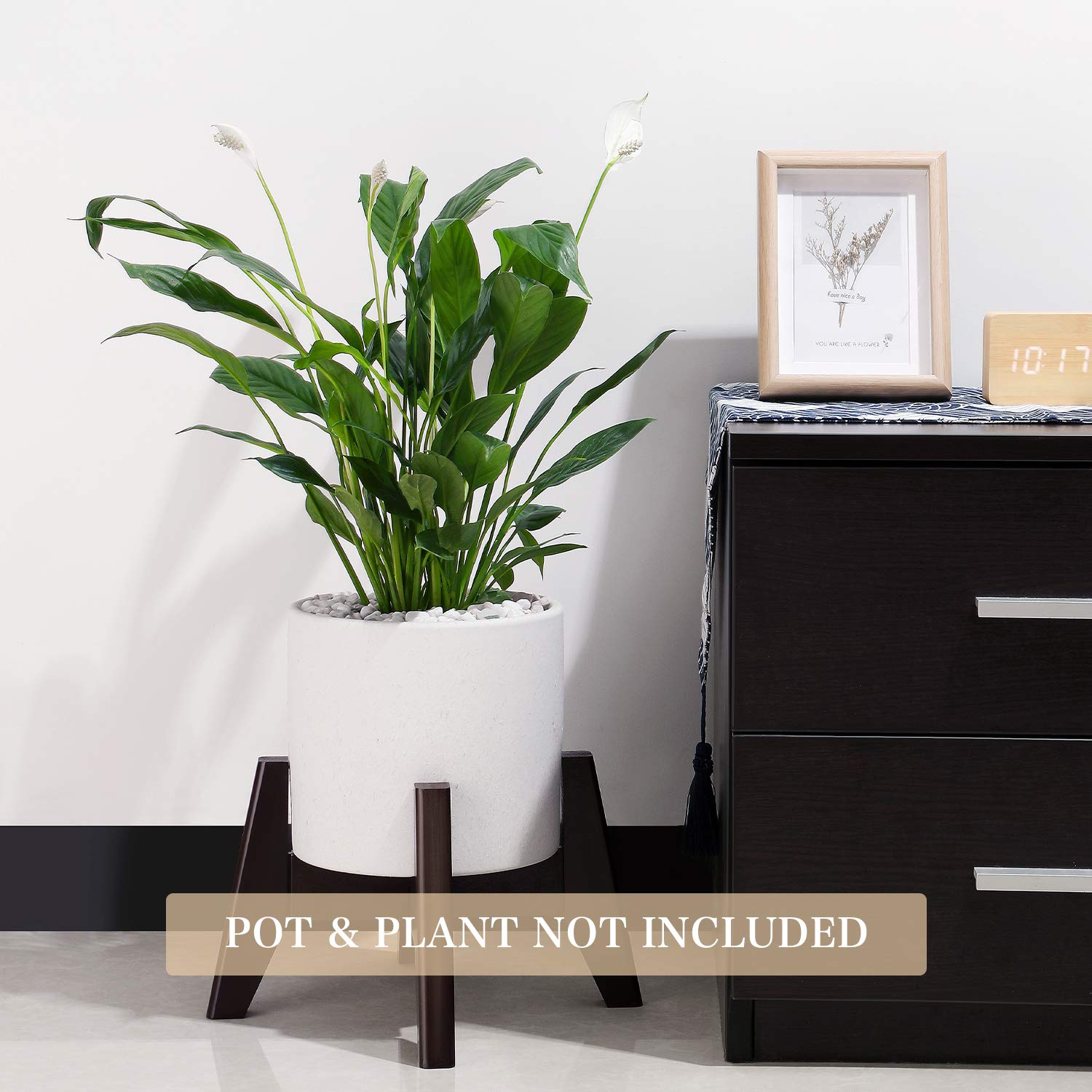 Seanmi adjustable-width stand supports 8-12 inch pots on a modern coffee table