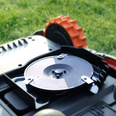 Segway Navimow blade pack includes screws for easy blade changes.