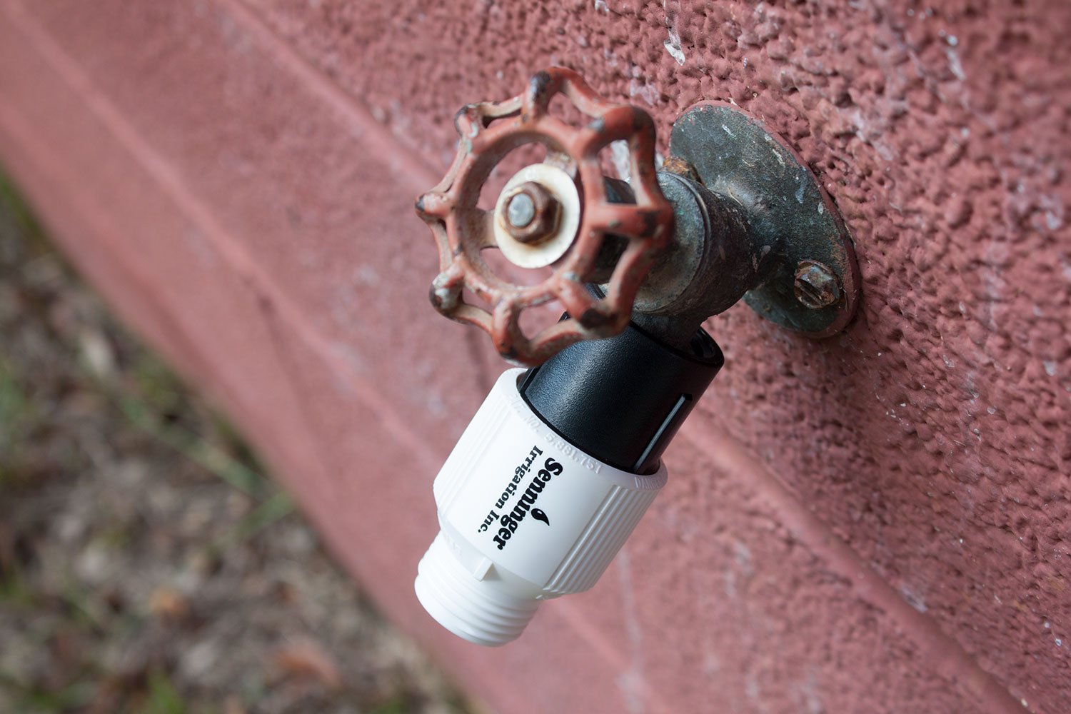 Outlet-side view of Senninger regulator demonstrates steady pressure at emission points.