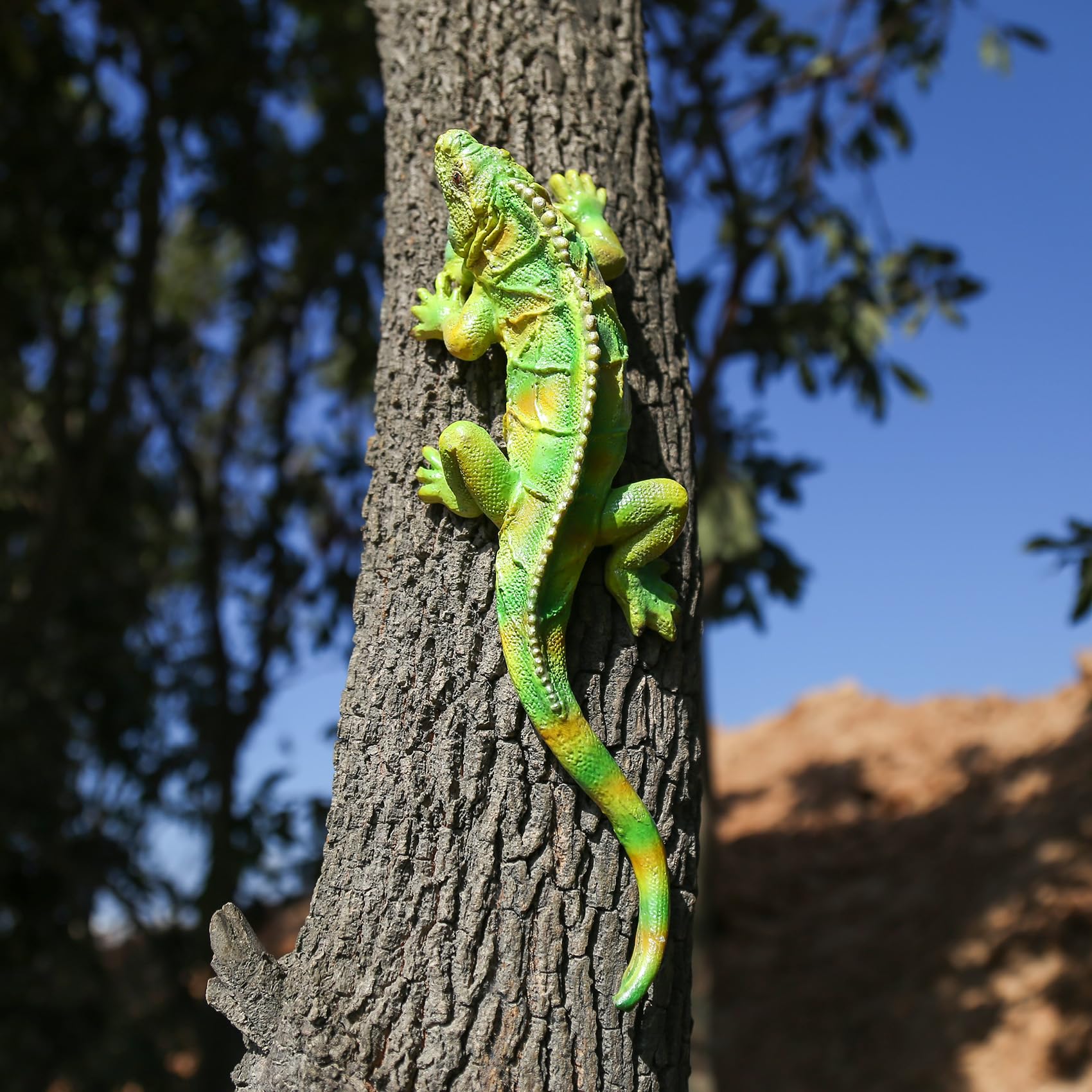 SHAODIE garden lizard statue hand-painted finish enhances outdoor decor.
