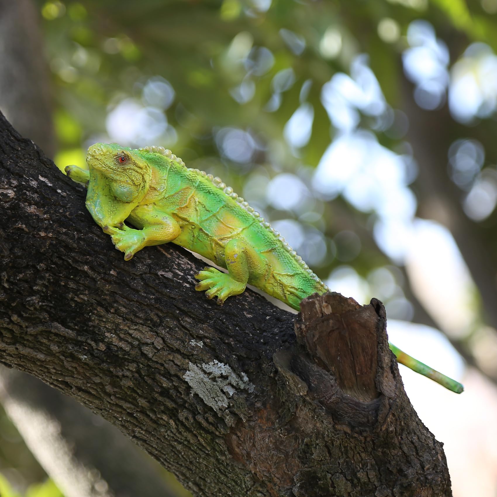 SHAODIE resin lizard sculpture shows lifelike textures for garden accents.