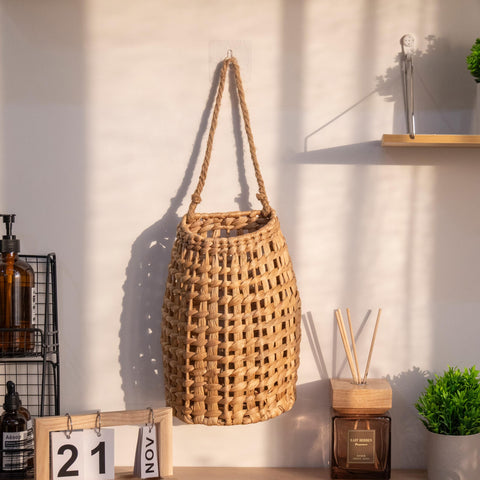 SHCMSADO hanging basket highlights natural texture in farmhouse interiors.