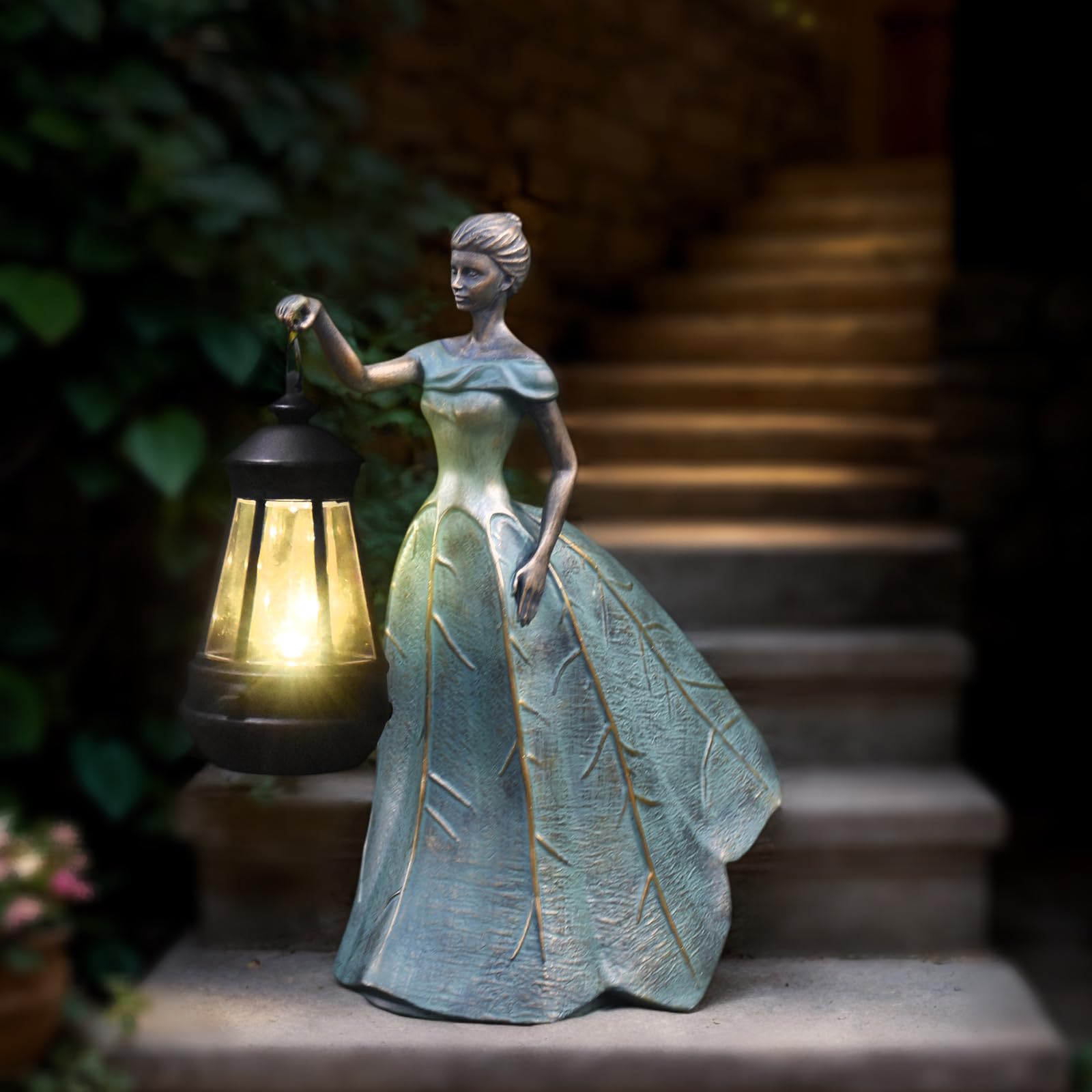 Sheaifun warm yellow light creates a dreamy garden atmosphere