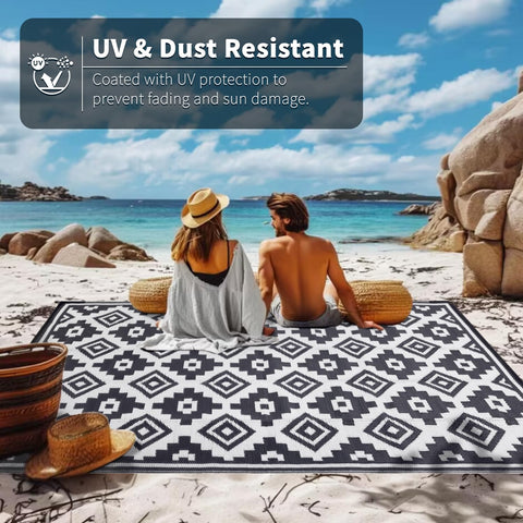 Shilucheng outdoor mat at beach picnic for clean, dry seating.