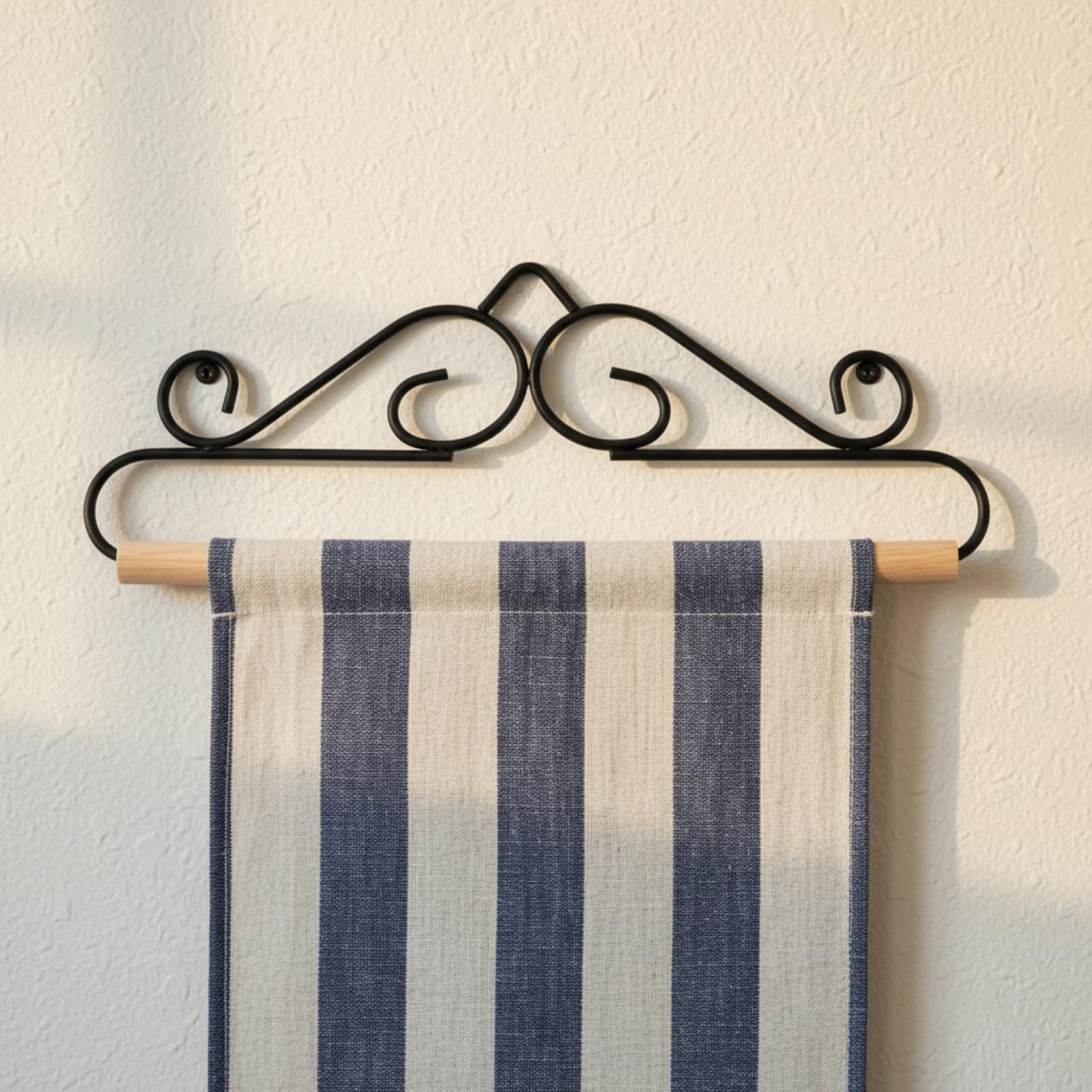 Shimeyao quilt hanger with pins for secure display