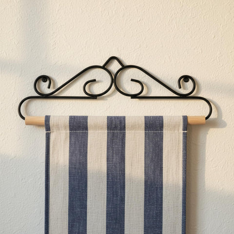 Shimeyao quilt hanger with pins for secure display