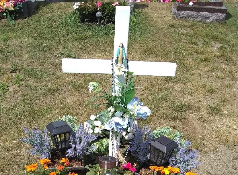 SHINCEL memorial cross gravesite marker with weather-resistant design