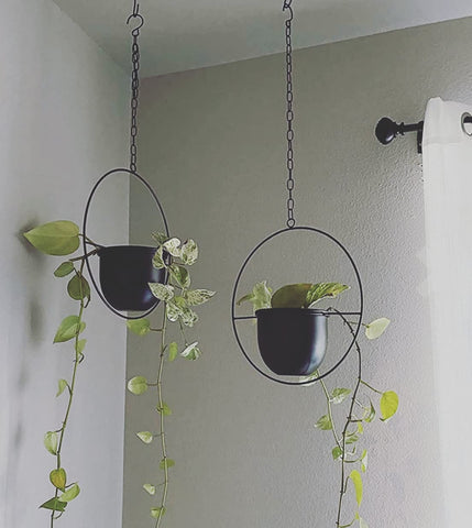 Extender chain on Shineloha planter allows adjustable height