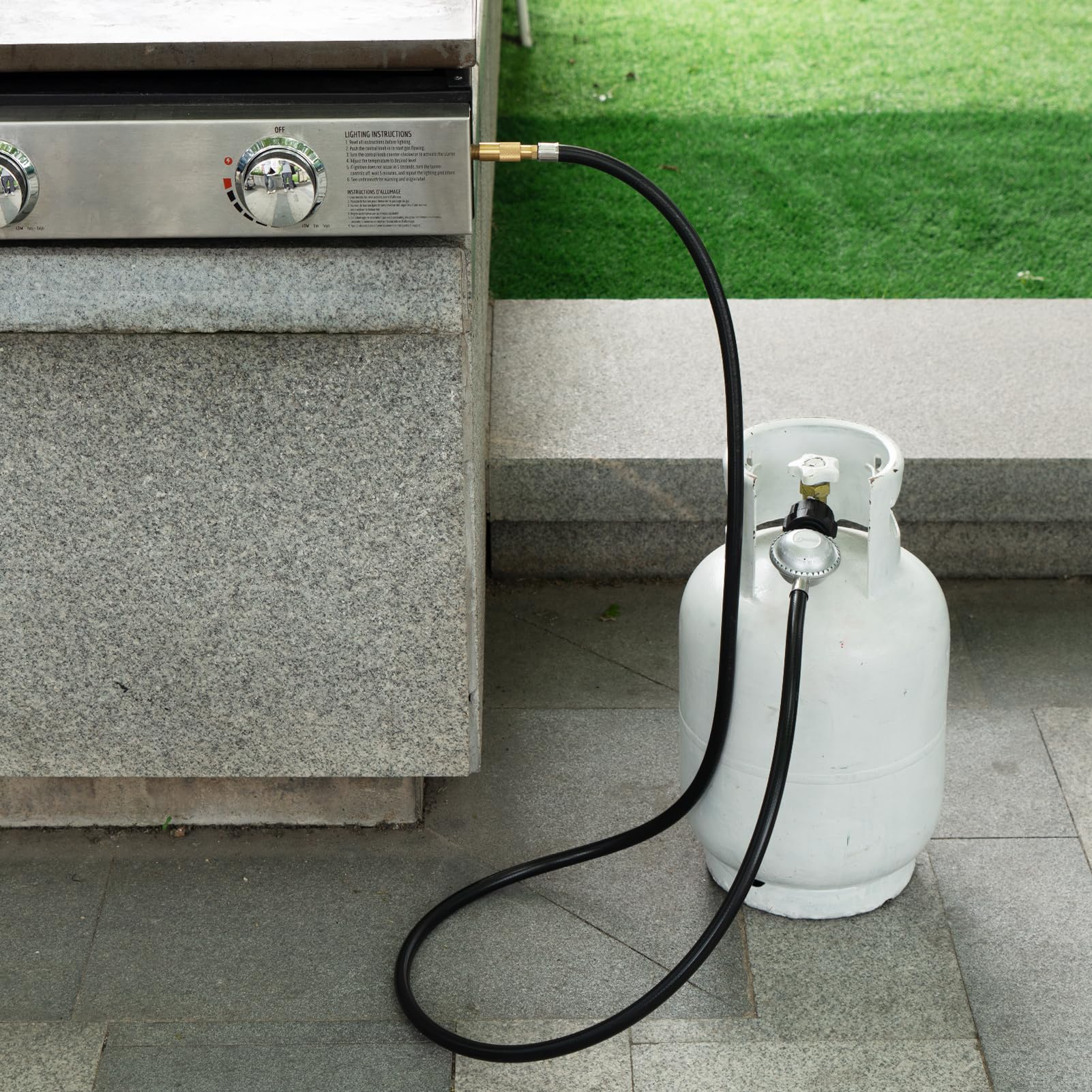 SHINESTAR weather-resistant rubber hose withstands outdoor use.