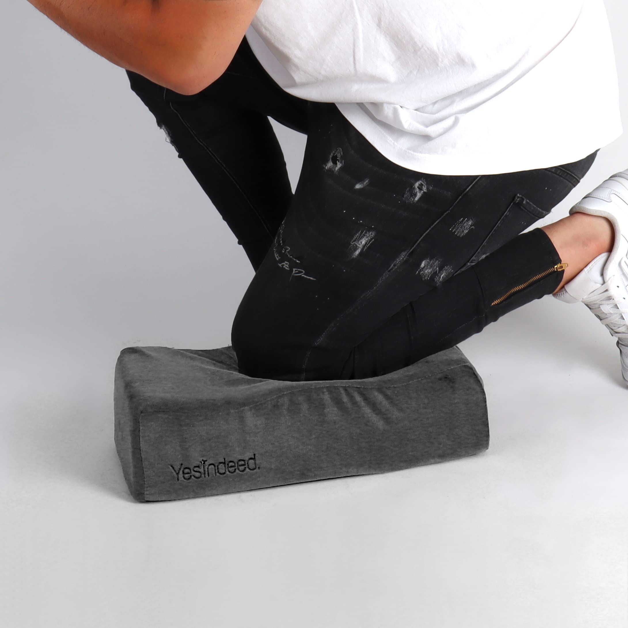 SHINY-V kneeling pad with grip handle and drawstring bag for easy transport.