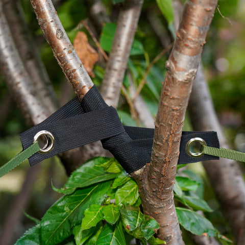 Shitailu outdoor straps enable quick, secure setup around trunks.