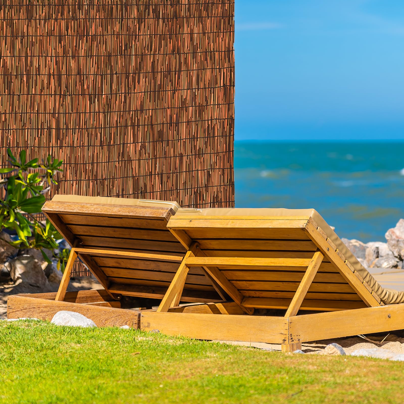 SHYDZYYC fence roll adds a natural aesthetic to outdoor spaces