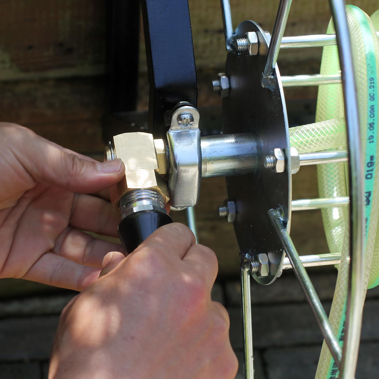Detail of 1/2 NPT male thread for reliable, leak-free fittings.
