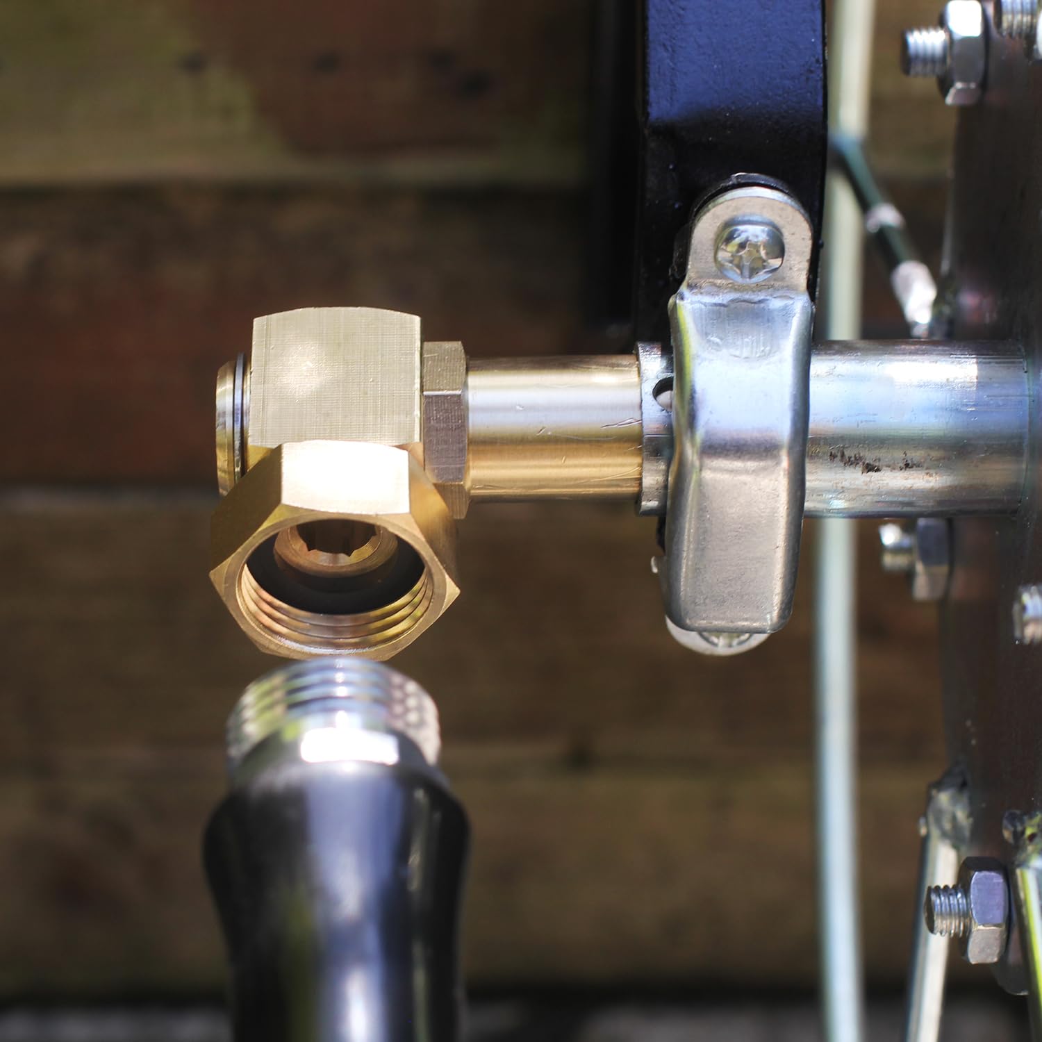 Detail of 3/4 GHT female thread for secure garden hose reel compatibility.