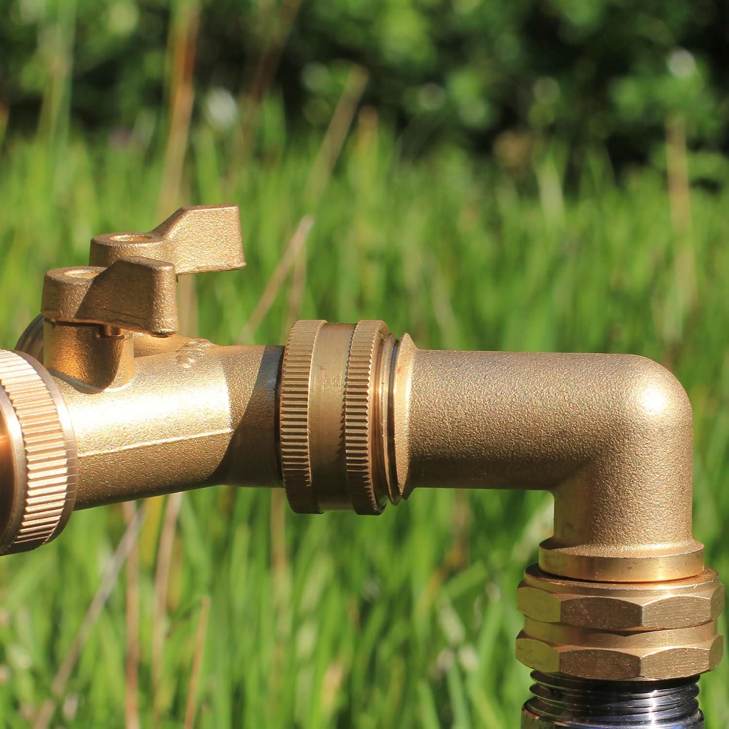 SIGURANTA corrosion-resistant brass elbow stands up to outdoor use.