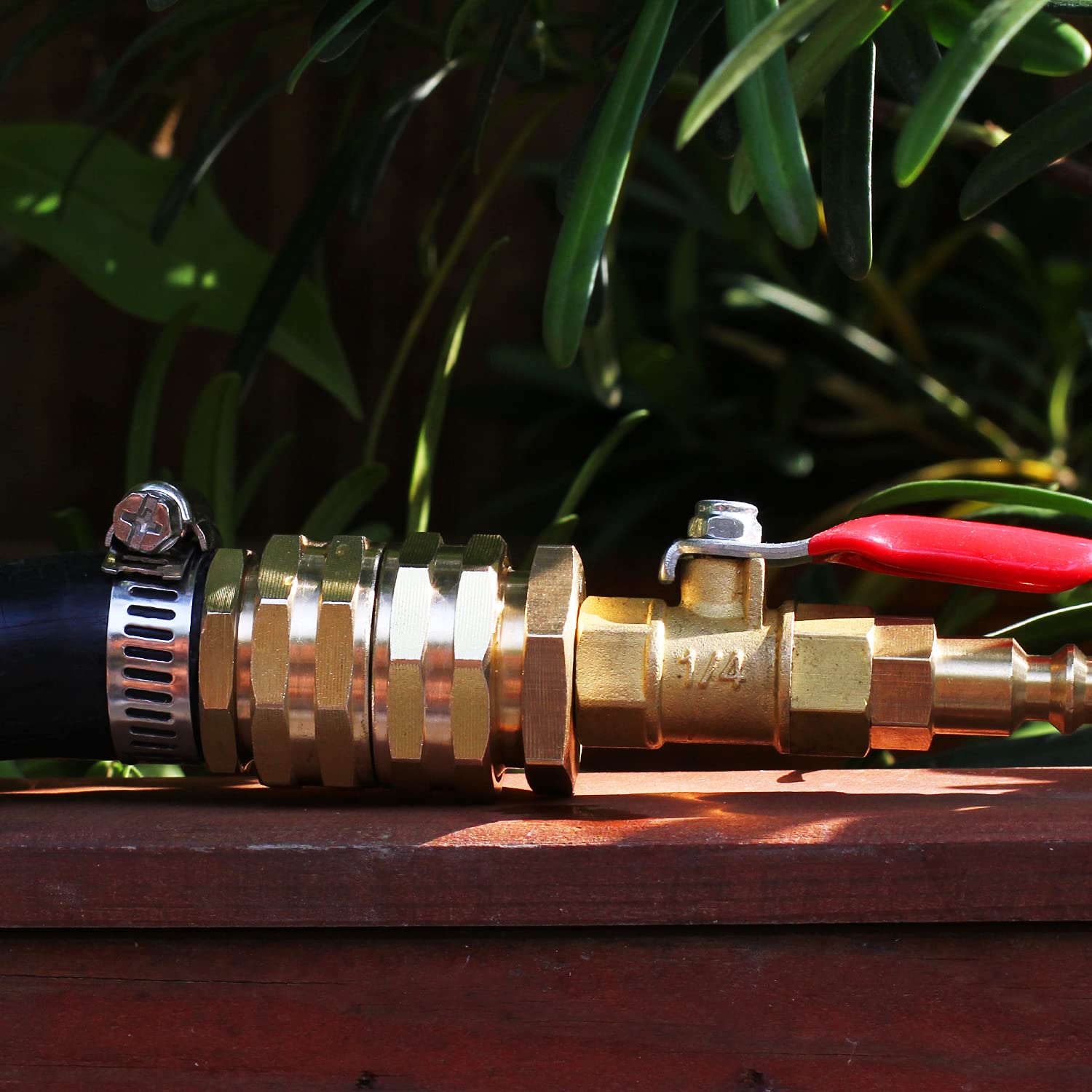 SIGURANTA easy-to-install hose connector set reduces tools and time.