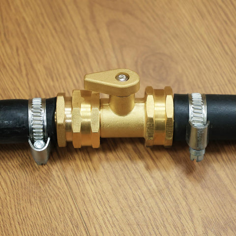 SIGURANTA valve being installed for easy, tool-free setup with hoses.