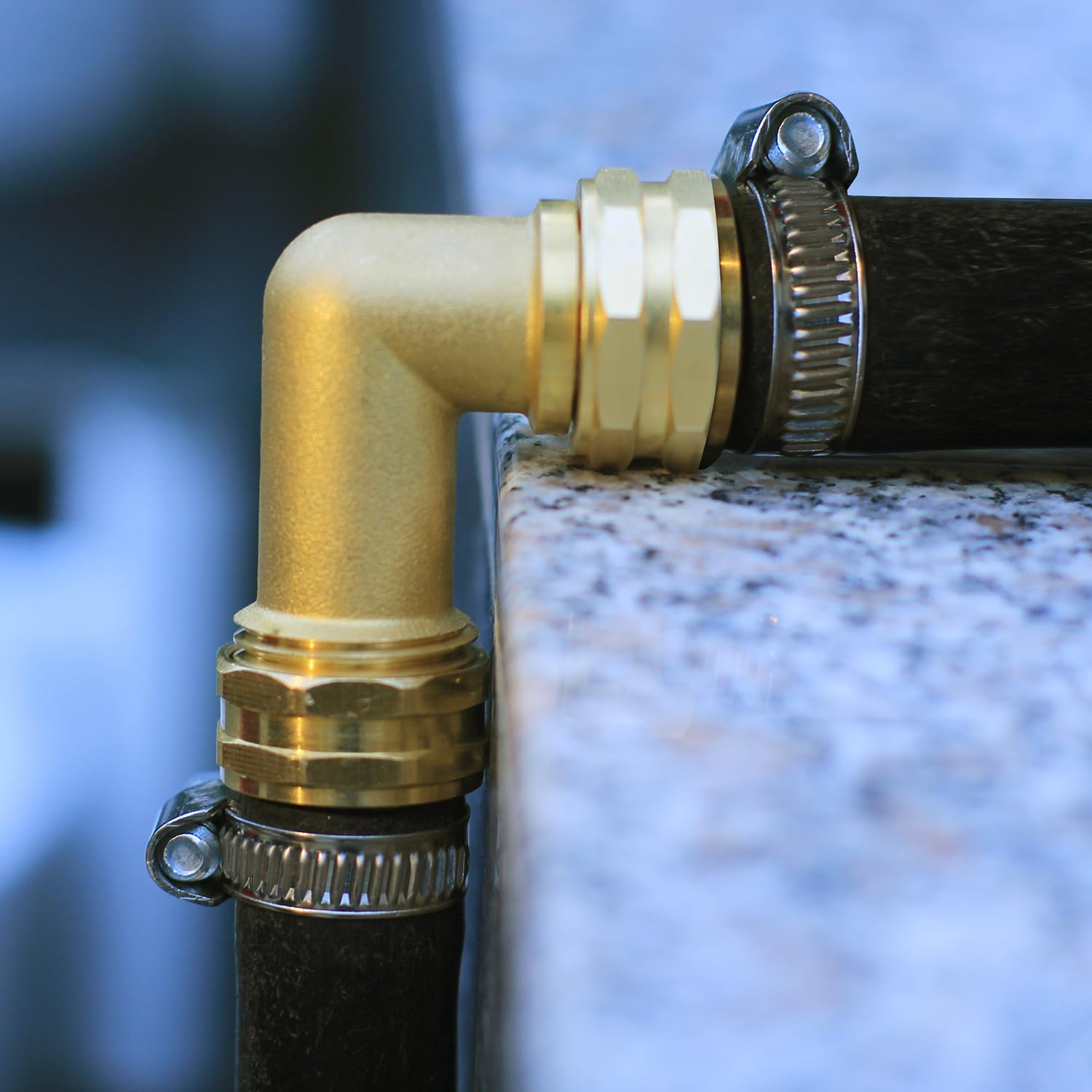 SIGURANTA three-quarter FHT-MHT elbow fits standard hoses securely.